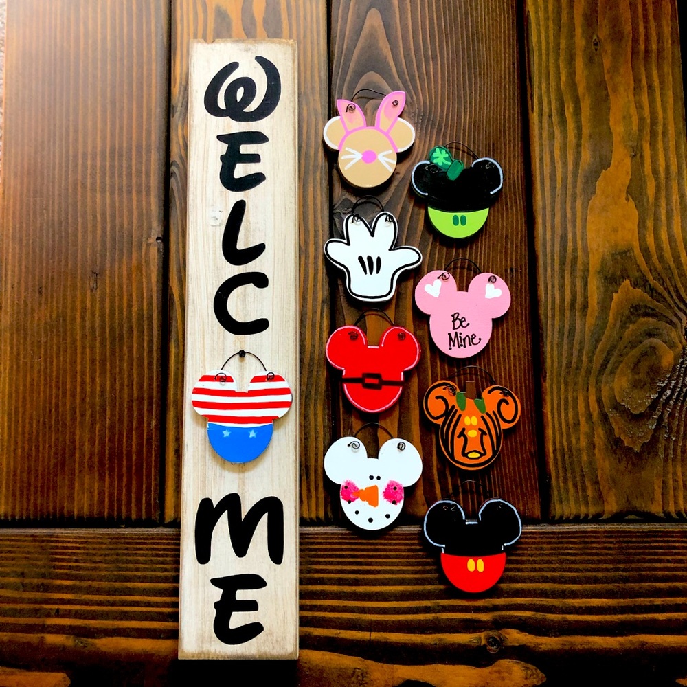 Interchangeable mickey welcome sign